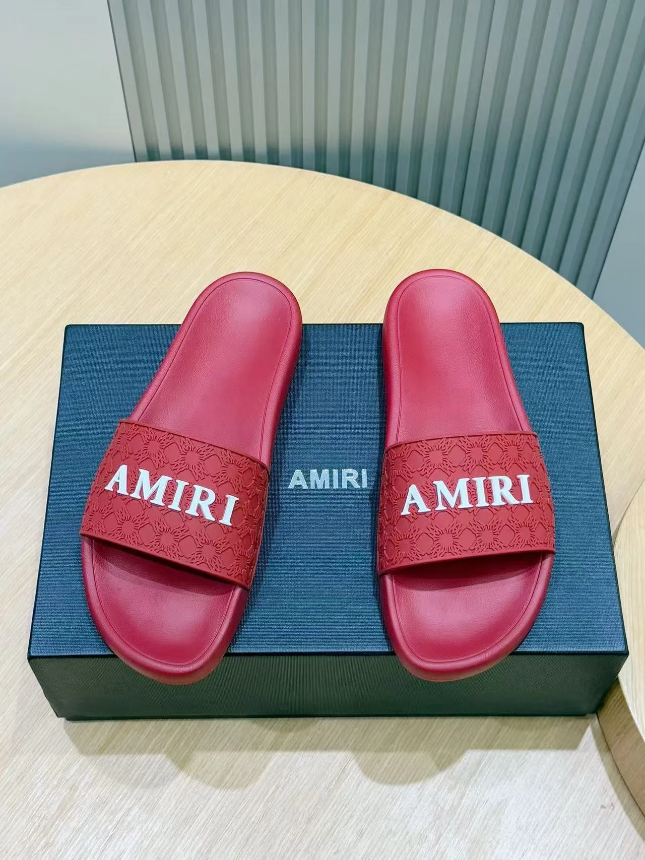 [AMIRI* Emil] P: 300💰 Size: 39-45 Official website new original 1:1 AMIRI* Emil classic men's slippers, high-end boutique, original material, TPU upper, foam bottom, fine workmanship, casual, loose and comfortable, a must-have in summer.